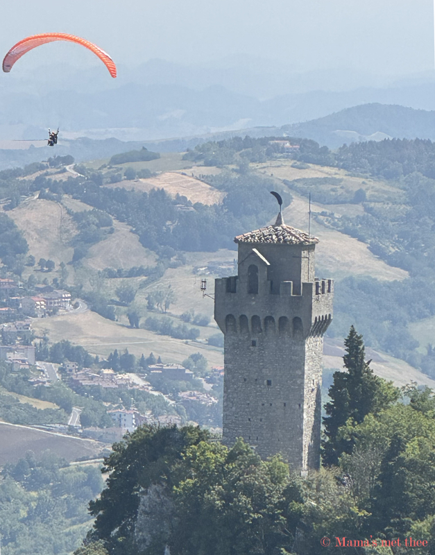 San Marino_ Toren met paraglider San Marino_ Toren met paraglider