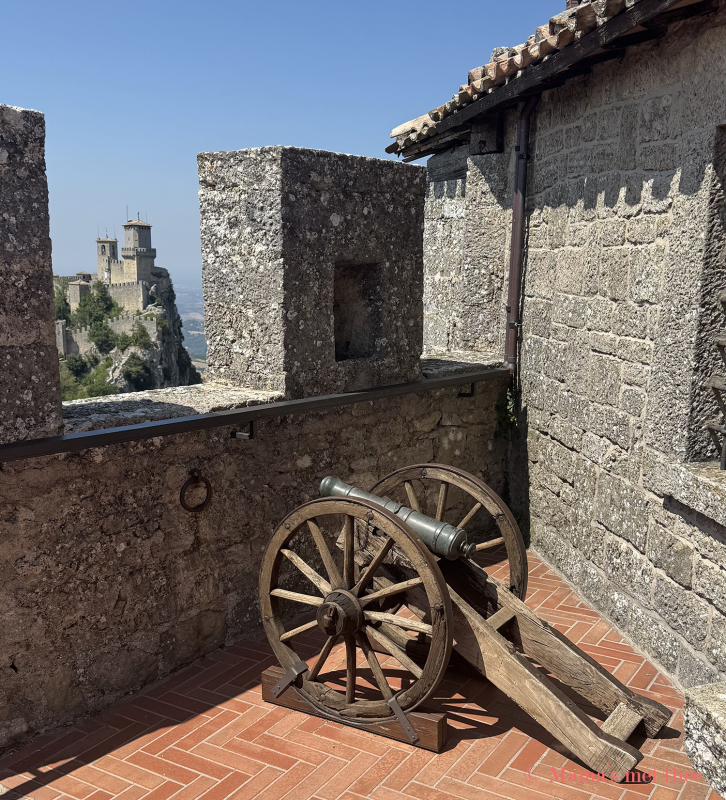 San Marino_doorkijk van toren 2 naar toren 1 San Marino_doorkijk van toren 2 naar toren 1