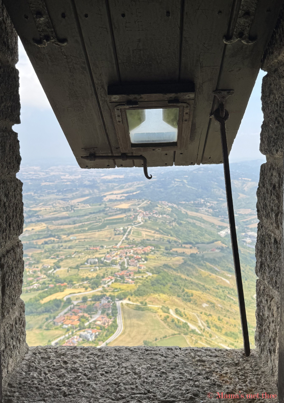 San Marino_uitzicht vanuit een schietgat San Marino_uitzicht vanuit een schietgat