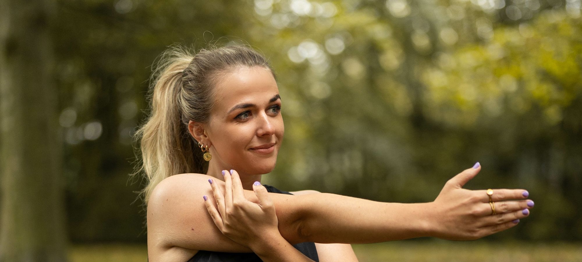 Marije Peek rekt haar arm in het park