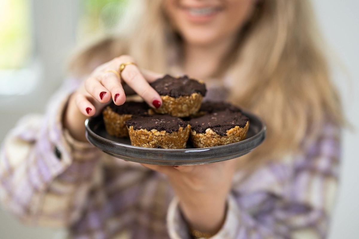 Marije houdt een bord met brownies vast