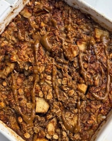 Apple pie baked oats in een ovenschaal