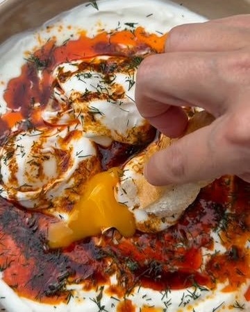 Turkse eieren met chili-olie