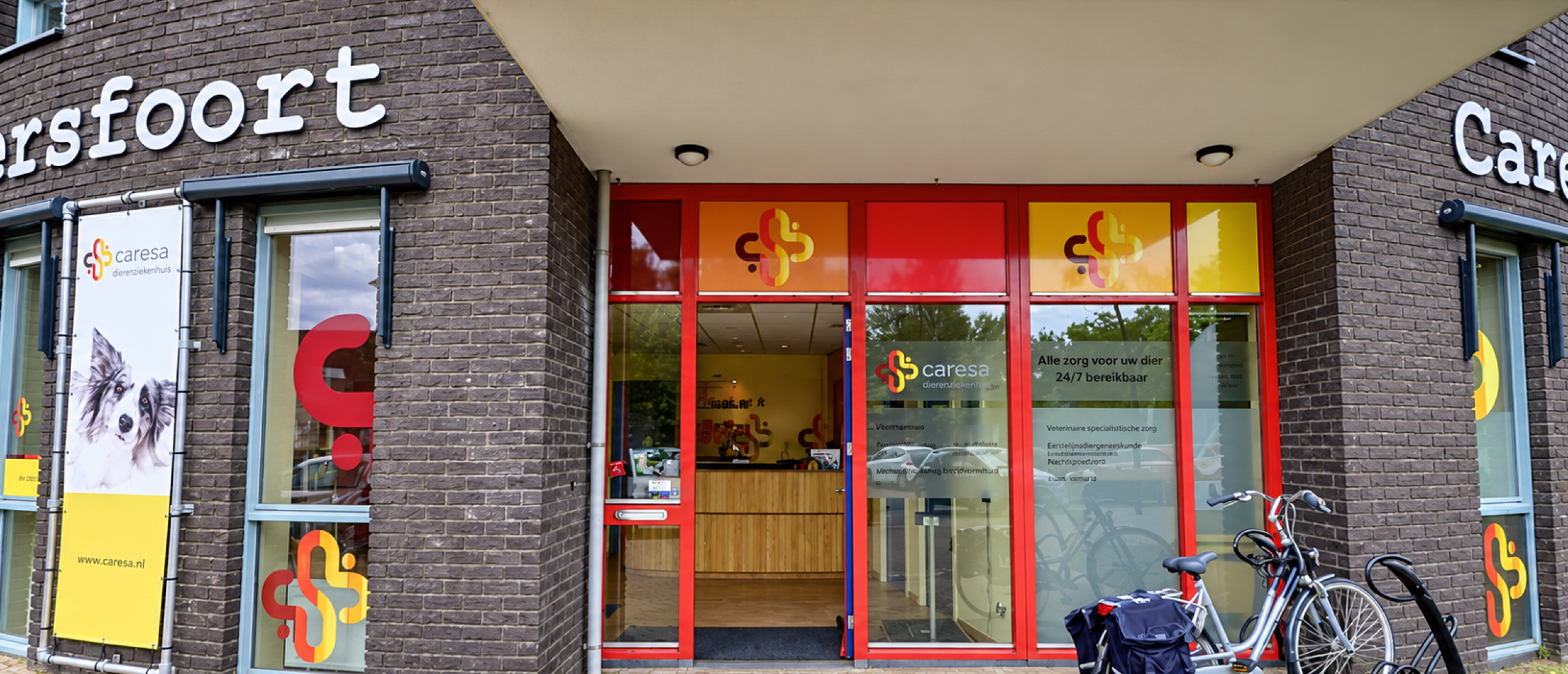 Binnenramen op kantoor schoonmaken in Amsterdam: glas, folie en omliggende werkplekken