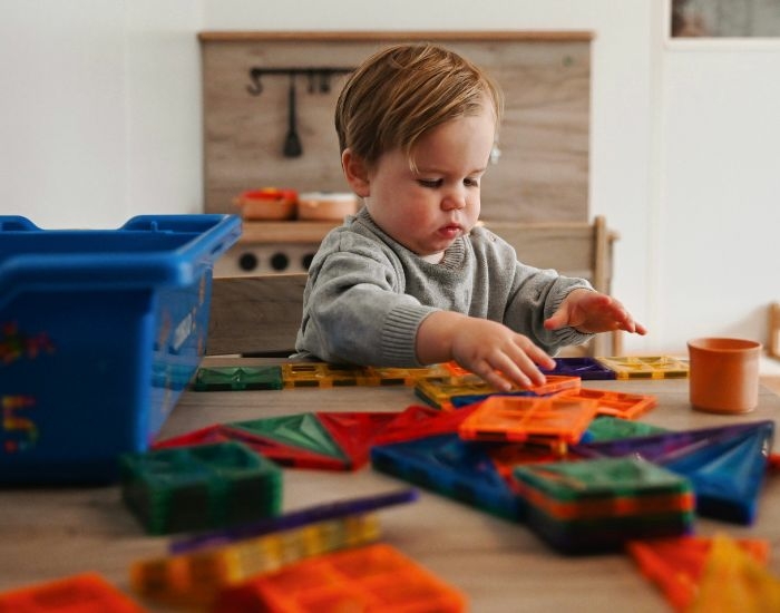 Peuter speelt met bouwmateriaal bij kinderopvang Pluk de Dag Peuter speelt met bouwmateriaal bij kinderopvang Pluk de Dag
