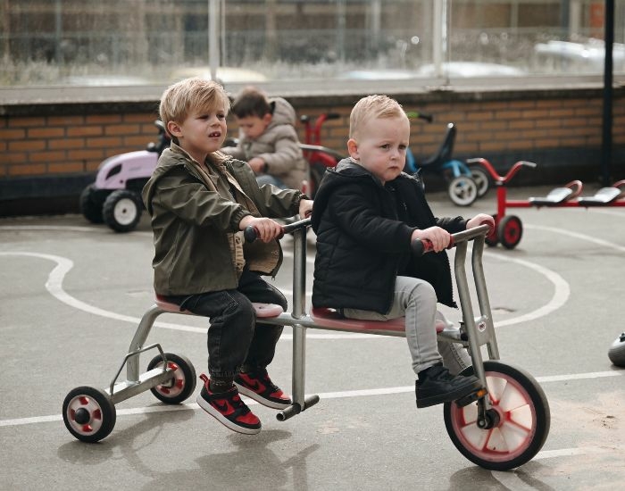 Peuters fietsen op de buitenplaats van Pluk de Dag Peuters fietsen op de buitenplaats van Pluk de Dag