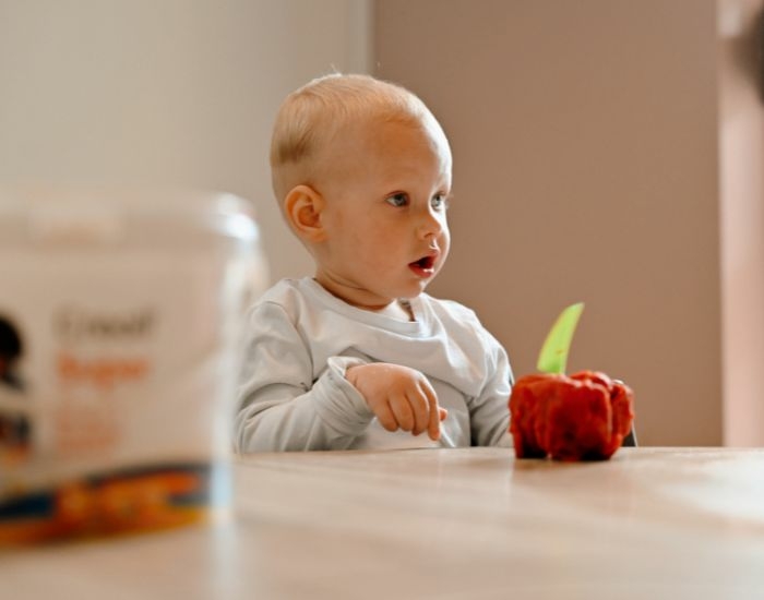 Baby aan tafel bij kinderdagverblijf Pluk de Dag Baby aan tafel bij kinderdagverblijf Pluk de Dag