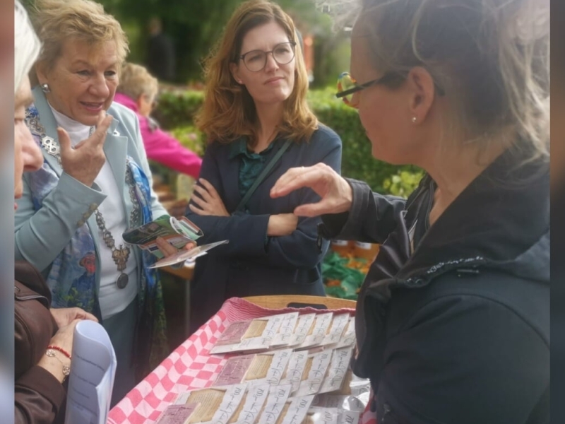 Marlies Meenks (r) reikt het eerste Kasteel Hackfort tegeltje uit aan burgemeester Marja van der Tas (l) en Hanneke Weijers (m).