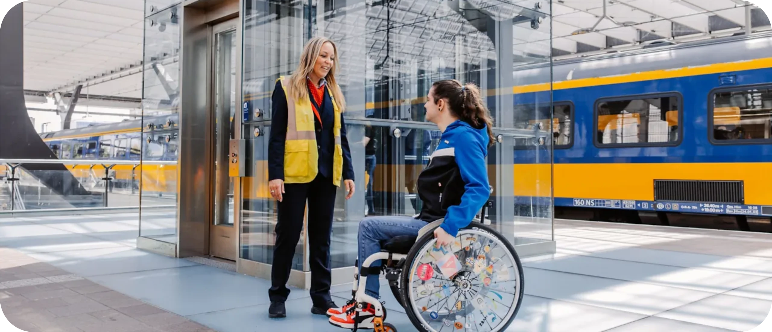 NS reisassistentie voor rolstoelreiziger op het perron