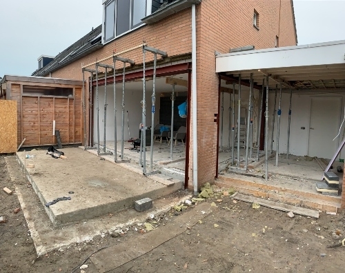 Aanbouw achterkant en zijkant woning