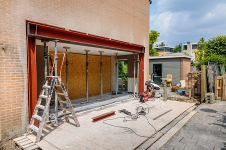 Stalen balk plaatsen in een gevel