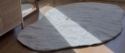 RENNEN! Dit nieuwe organische vloerkleed van Action is zó mooi