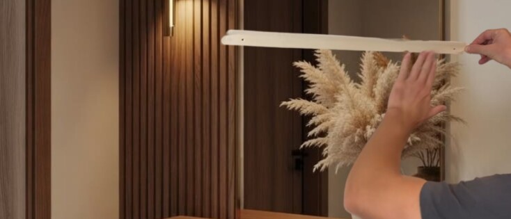 Met deze simpele tape-truc hang je een spiegel of schilderij perfect recht op