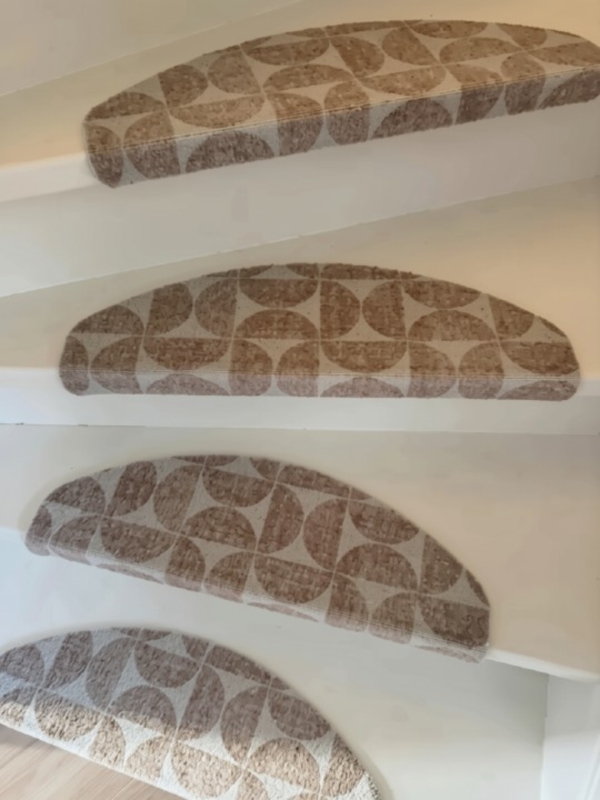 Kwantum trapmat Rowe beige op een trap