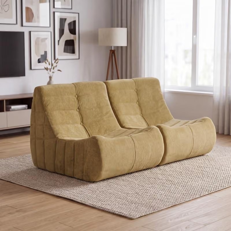 twee olijfgroene Togo dupe fauteuils naast elkaar in een moderne woonkamer