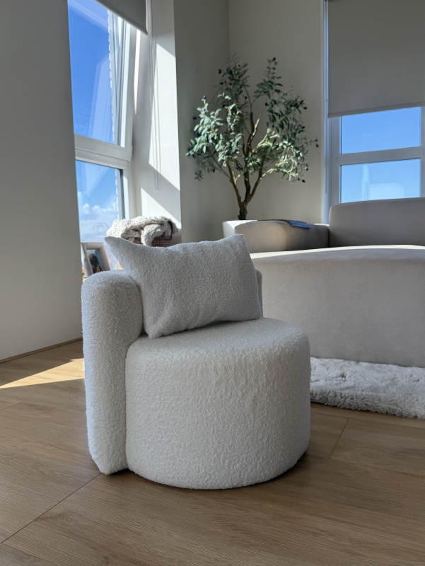 Action kinder boucle stoel Action kinder boucle stoel in woonkamer