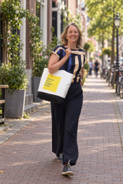 Maaike Vegter loopt door straat met tas ontwerpkracht