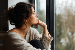 Chronische vermoeidheid Vrouw die uitgeput is en zoekt naar rust
