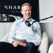 een man is op bezoek bij 50 koffies en wil technische ondersteuning voor het maken van zijn podcasts