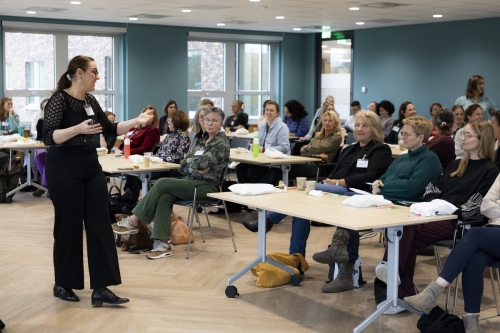 Dr. Annemie Galimont geeft een workshop aan zorgprofessionals