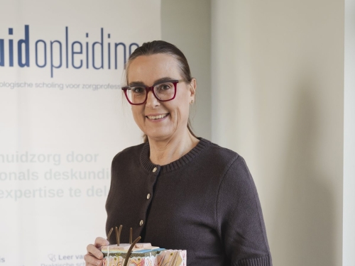 Dr. Annemie Galimont met een huidmodel bij Huidopleiding