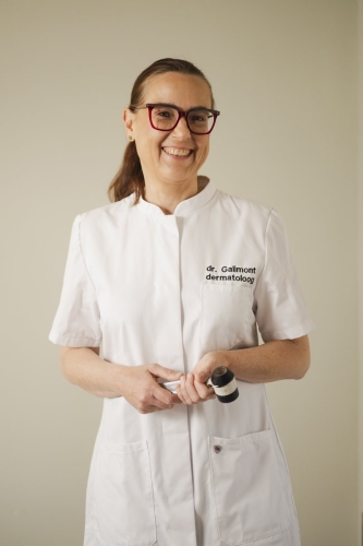 Dr. Annemie Galimont in witte jas met dermatoscoop