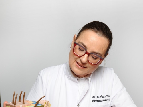 Dr. Annemie Galimont met een huidmodel
