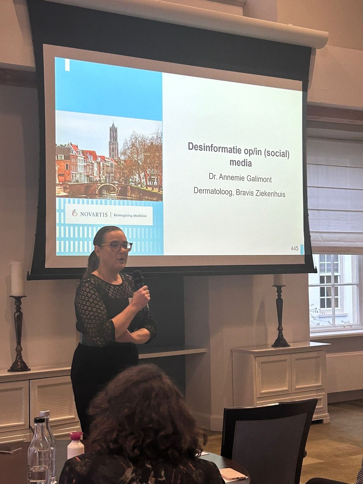 Dr. Annemie Galimont geeft een lezing over desinformatie
