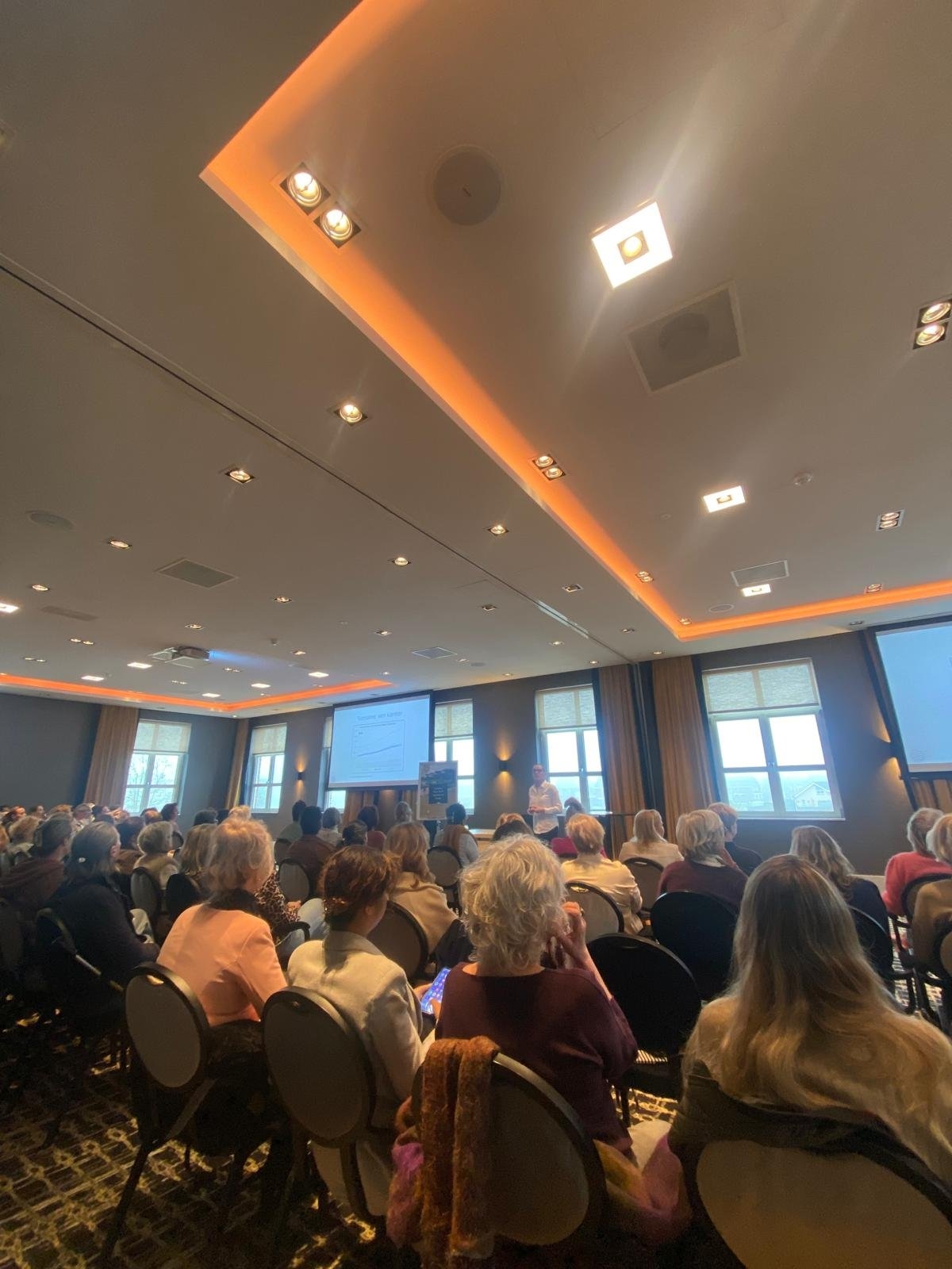 Dr. Annemie Galimont geeft een lezing voor een volle zaal