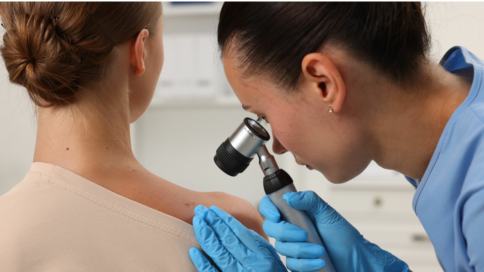 Huidonderzoek met een dermatoscoop