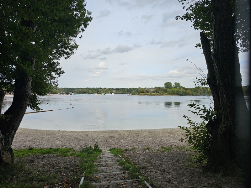 Hondenstrand Badesee Tannenhausen in Aurich loslopen hond