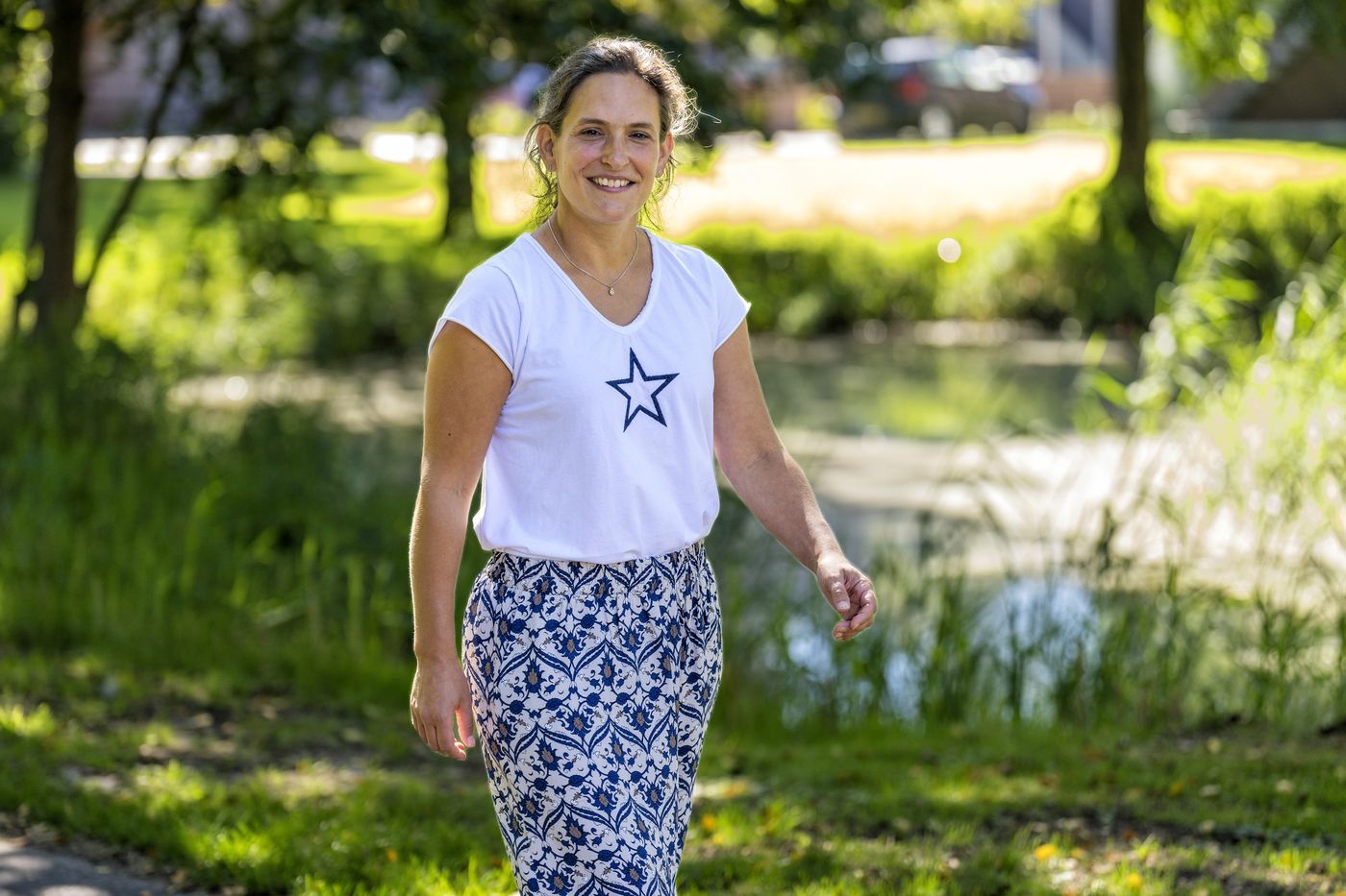 Maud wandelt glimlachend door het groen
