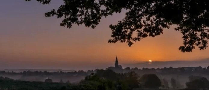 Vijlen bij zonsopkomst, de kerktoren in de ochtendnevel