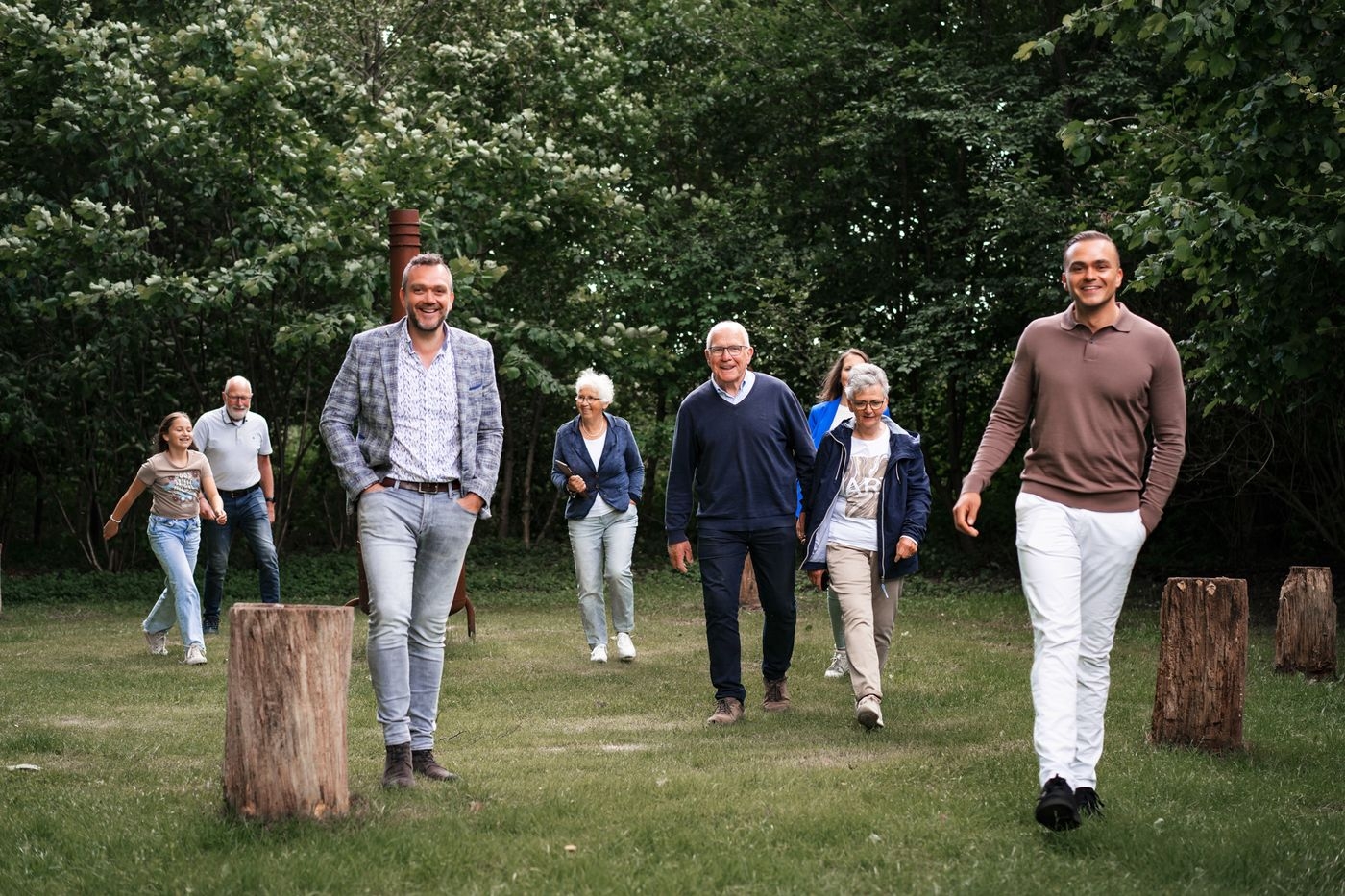 Een groep inwoners van jong tot oud wandelt door het groen