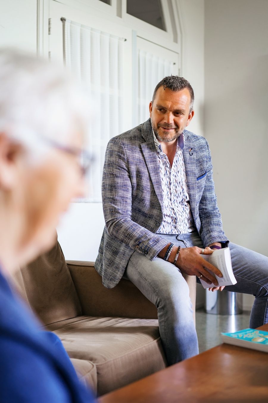 Wout Peters in gesprek bij iemand thuis