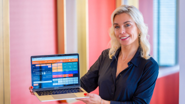 Medewerker toont kassa 1Kapper.nl op laptop