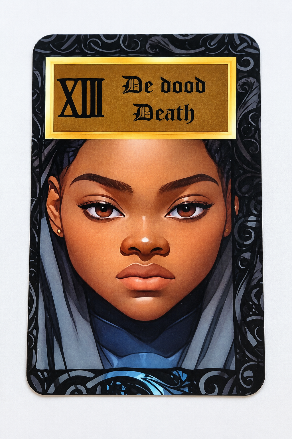 De Dood, kaart 13 van de Sranang Tarot van Rachida Kacimi: het gezicht van een Surinaamse vrouw met een grijze sjaal en zwarte omranding