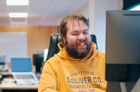 remco_overons_frontend remco frontend developer achter desktop aan het werk