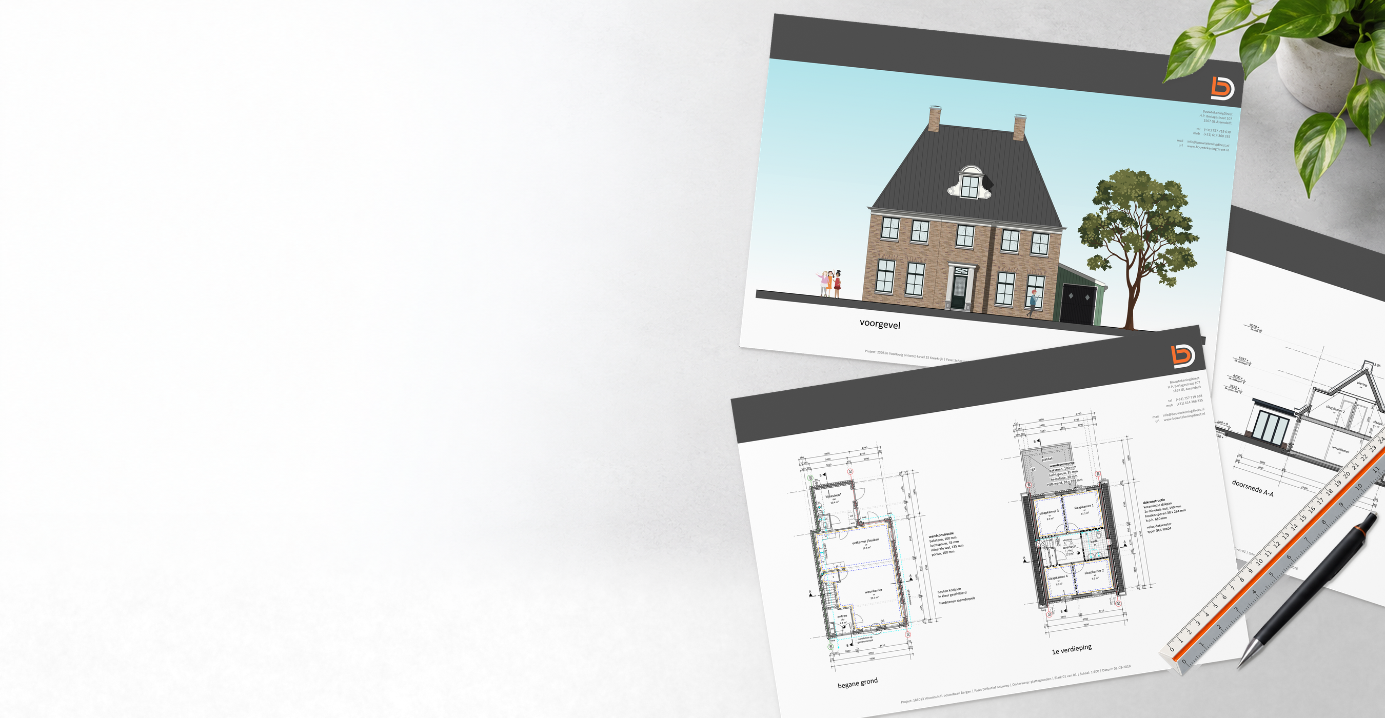 Eigen bouwtekeningen met gevel, plattegronden en doorsnede op een bureau