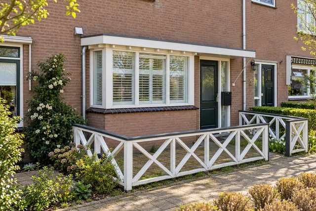 Erker met witte kozijnen en groene voordeur in Middenbeemster