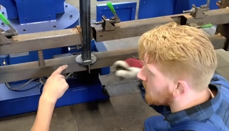 Job van Oirschot in overleg bij een lasmal van een lasrobot bij een partnerfabrikant, als onderdeel van kwaliteitsbewaking en technische afstemming.