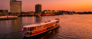 Bijzondere tip voor aankomende zaterdag! Dineren op sterrenniveau tijdens een luxe avondcruise in Amsterdam.