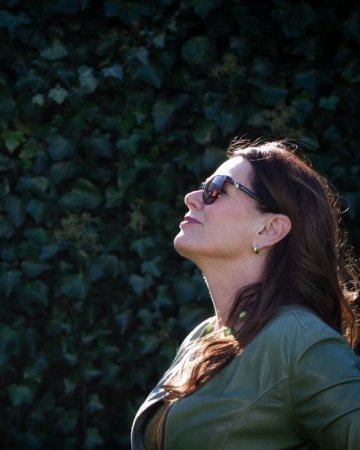 Sonja van Adrichem geniet met gesloten ogen van de zon