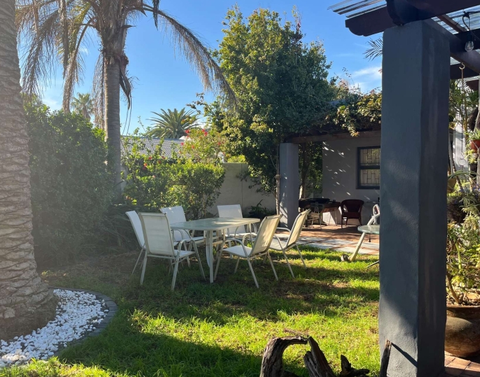 Be My Guest Lodge in Bloubergstrand in de tuin