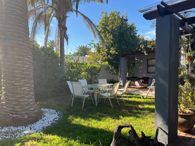 Be My Guest Lodge in Bloubergstrand in de tuin