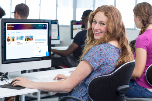 Meisje achter een laptop met Apprentice portal open.
