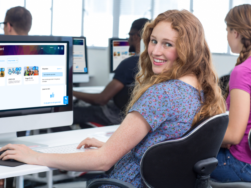 Meisje achter een laptop met Apprentice portal open.