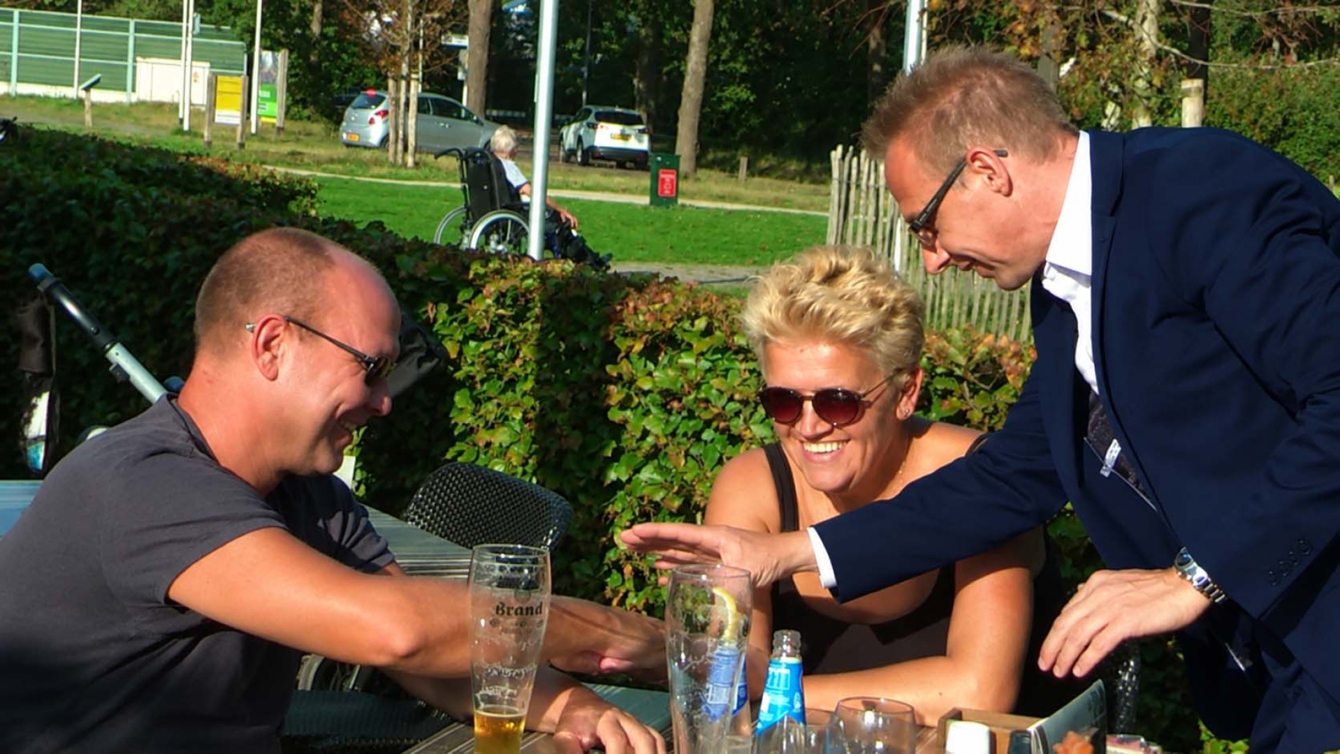 goochelaar interactief moment met echtpaar goochelaar interactief moment met echtpaar