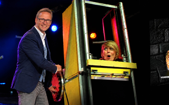 magische illusie waarbij de assistente klein wordt gemaakt  te boeken voor diverse feesten en evenemnten