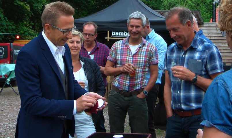 goochelaar die rondloopt en omstanders op magische weet te verrassen